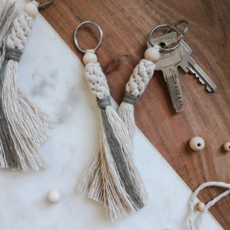 Porte clés en macramé bicolore, perle en bois